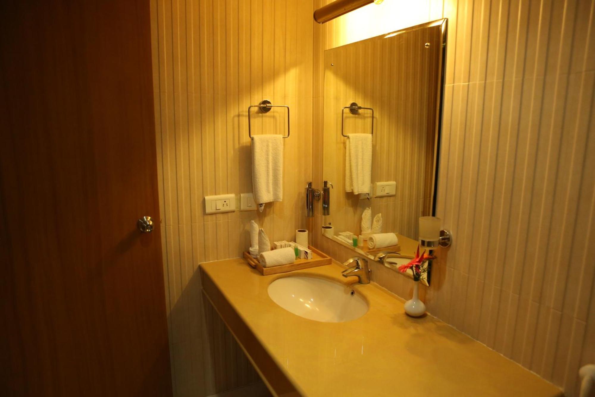 Hotel Airlink Castle Nedumbassery Exterior photo